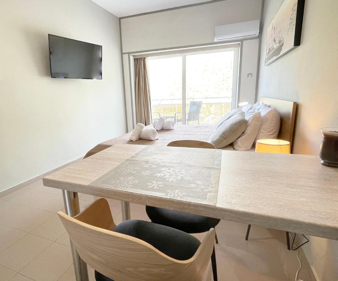 Rhodes Central: King Bed