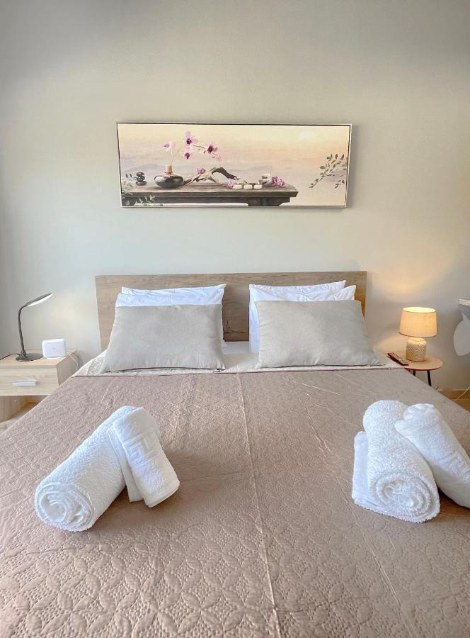 Rhodes Central: King Bed * Rhodes City