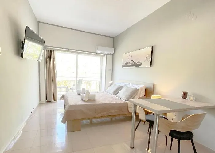 Rhodes Central: King Bed Studio