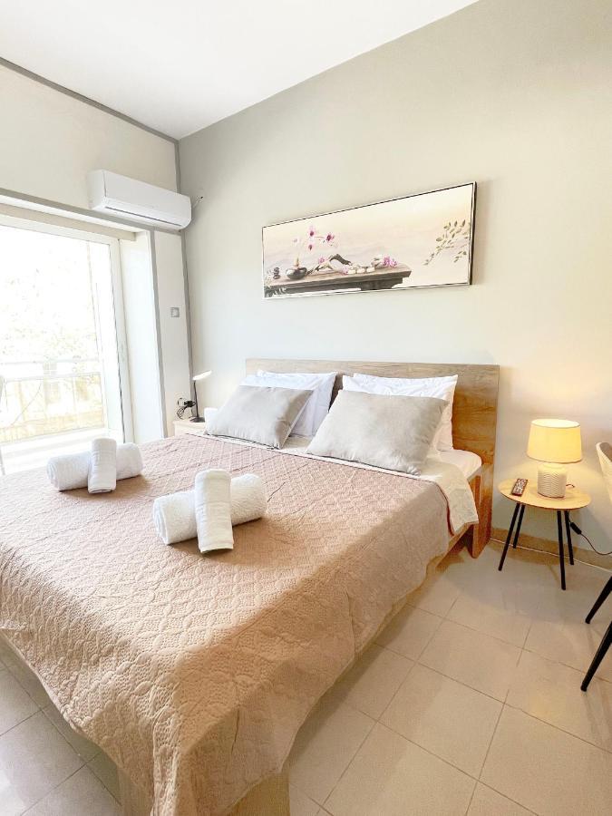 Rhodes Central: King Bed
