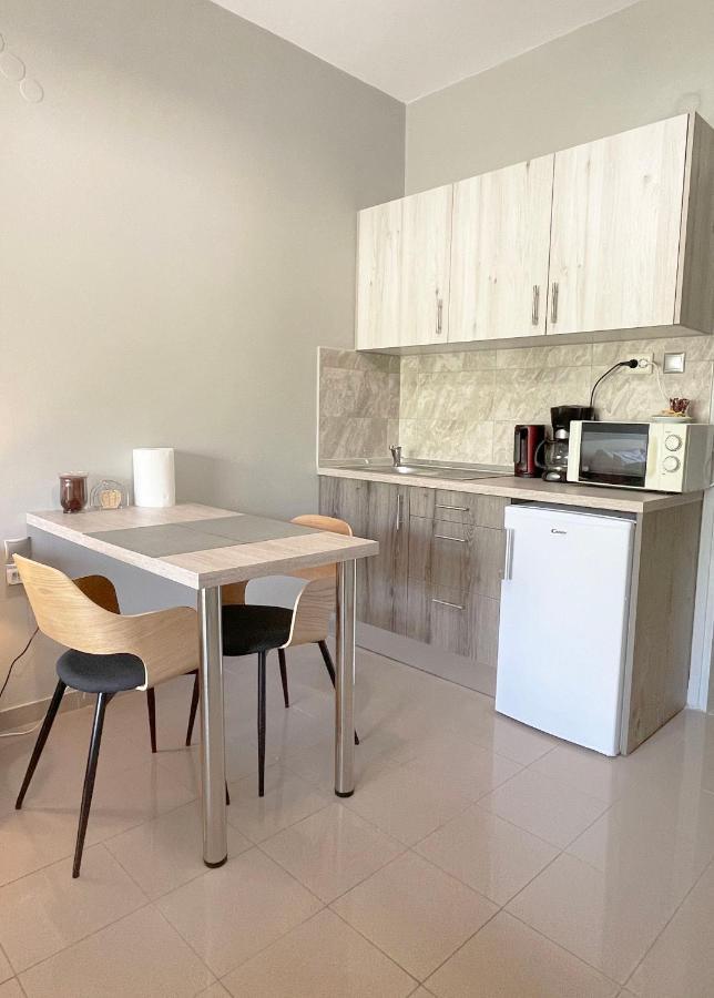 Rhodes Central: King Bed Apartment