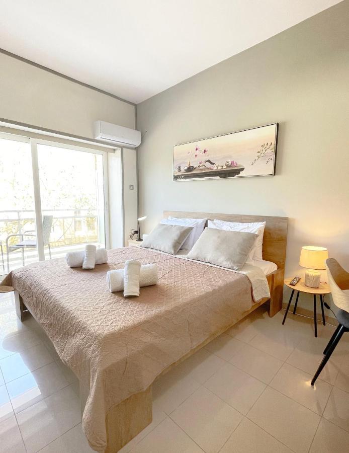 Rhodes Central: King Bed Apartment