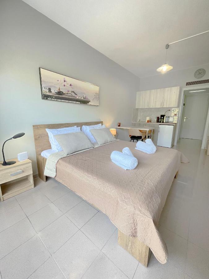 Rhodes Central: King Bed * Rhodes City